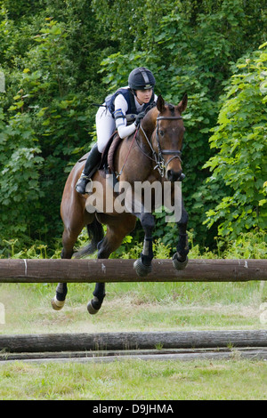 Ein Konkurrent, die Teilnahme an einer ein-Tages-Veranstaltung. Die Veranstaltung besteht aus Dressur-, Spring- und Cross Country. Stockfoto