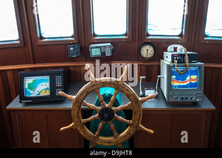 Innere Brücke / Pilothouse Angeln Boot am Navigo, National Fischerei Museum in Koksijde / Coxyde, Belgien Stockfoto