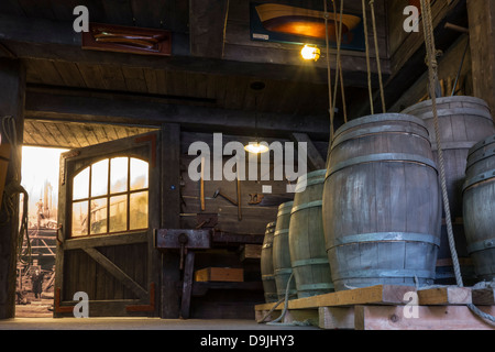 Innenraum der alten Werft mit Holzfässern bei Navigo, National Fischerei Museum in Oostduinkerke Koksijde / Coxyde, Belgien Stockfoto