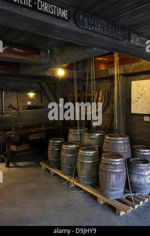 Innenraum der alten Werft mit Holzfässern bei Navigo, National Fischerei Museum in Oostduinkerke Koksijde / Coxyde, Belgien Stockfoto