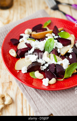 Salat mit rote Beete und Ziegenkäse, Nahaufnahme Essen Stockfoto