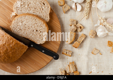 Roggenbrot mit Croûtons mit Knoblauch essen Nahaufnahme Stockfoto