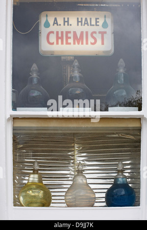 Flaschen in A.H.Hale Apotheke Fenster in Argyle St, Bathwick, Bath, Somerset UK - eine der letzten verbleibenden Apotheken mit Interieur aus dem Jahr 1826 Stockfoto