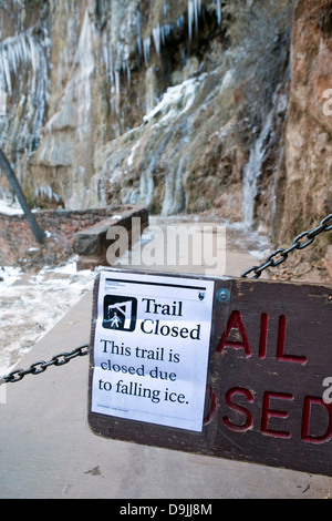 National Park Service Warnung Schild Wanderweg ist, wegen Eisschlag, Zion Nationalpark, Utah, Vereinigte Staaten von Amerika geschlossen. Stockfoto