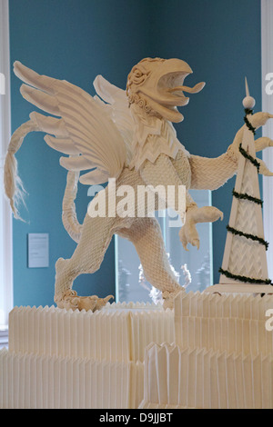 Heraldische Bestie, Teil der gefalteten Schönheit: Meisterwerke in Leinen von Joan Sallas im Holburne Museum in Bath, Somerset UK im April Stockfoto