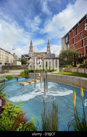 Brunnen vor dem Nelson Mandela durch die Stadthalle in der Stadt Leeds Yorkshire uk Gärten Stockfoto