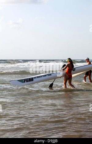 Junger Mann und Frau im Wettbewerb in der 4. jährlichen JAX Strand paddeln Challenge. Stockfoto