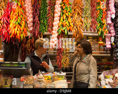 Chili und Knoblauch in La Boqueria, direkt an der La Rambla, Barcelona, Spanien 3 Stockfoto