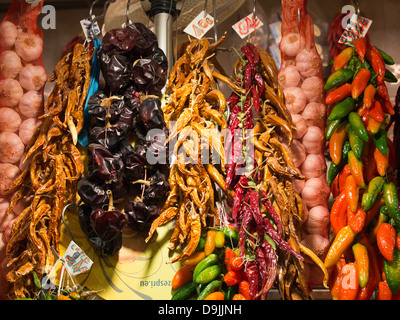 Chili und Knoblauch in La Boqueria, direkt an der La Rambla, Barcelona, Spanien 2 Stockfoto