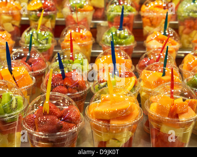 Frucht-Cocktails in La Boqueria, direkt an der La Rambla, Barcelona, Spanien 1 Stockfoto