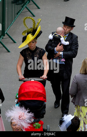 Ascot, Berkshire, UK. 20. Juni 2013. Dritter Tag des Royal Ascot wird traditionell als Damentag bezeichnet. Die Damen sport eine Auswahl an bunten Mützen aus dem konservativen das wilde und exzentrischen Verdienst: Amer Ghazzal/Alamy Live-Nachrichten Stockfoto