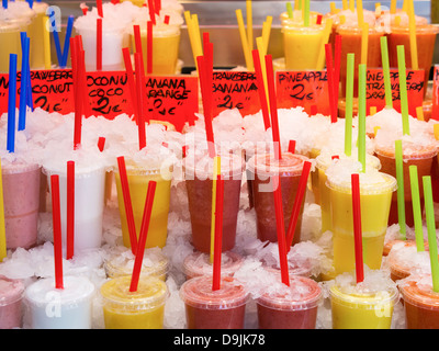 Eisgekühlte Fruchtsäfte im Markt La Boqueria, direkt an der La Rambla, Barcelona, Spanien Stockfoto