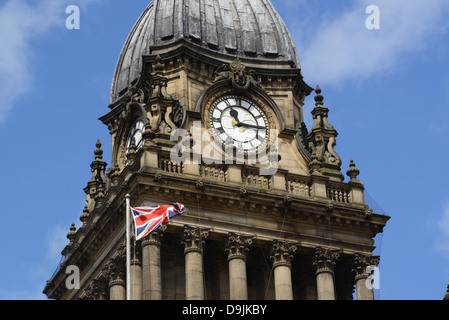 Union Jack-Flagge aus Leeds Rathaus erbaut 1858 von Cuthbert Brodrick Leeds Yorkshire Großbritannien entworfen Stockfoto