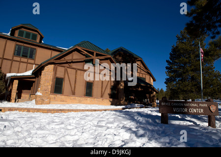 Visitor Center mit Schnee im Winter, Bryce-Canyon-Nationalpark, Utah, Vereinigte Staaten von Amerika Stockfoto