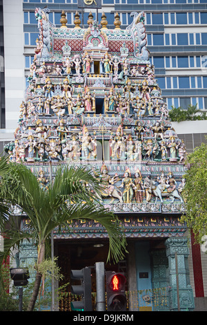 Fragment der Dekorationen der Hindu-Tempel Sri Mariamman in Singapur Stockfoto