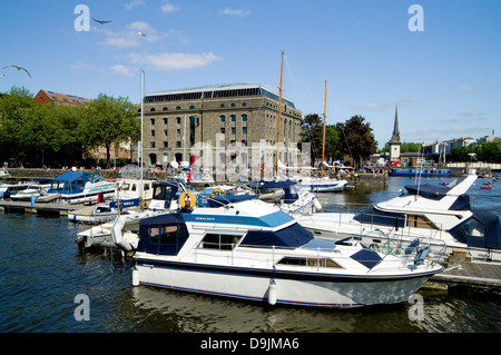 Arnolfini contemporary Arts Centre und Boote vertäut am Floating Harbour, Bristol, England. Stockfoto