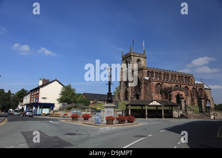 Das Zentrum des Dorfes Audlem, Cheshire mit der Kirche von St. James die großen und die Buttercross davor Stockfoto