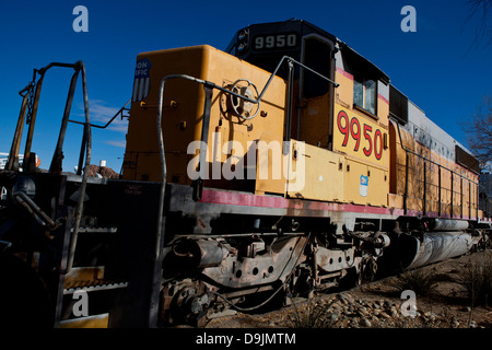 Union Pacific Zug Motor 9950, Harvey House Railroad Depot, ursprünglich die Casa del Desierto Bahnhof, Barstow, Kalifornien, Vereinigte Staaten von Amerika Stockfoto