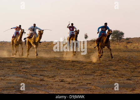 Kamelrennen in Jaisalmer, Indien. Die Veranstaltung ist Teil der Wüste Festival. Stockfoto