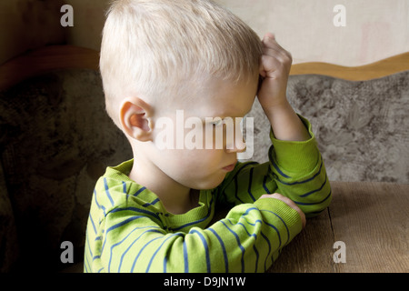 Trauriges beleidigt unglückliches besorgtes kleines Kind (junge) Nahaufnahme portrait Stockfoto