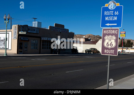 Die historische Route 66 Zeichen gegenüber der das Route 66 Museum, Victorville, Kalifornien, Vereinigte Staaten von Amerika Stockfoto