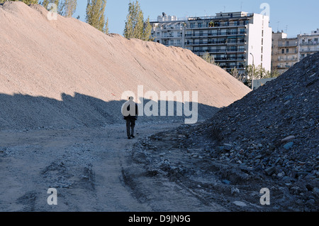 Ein Alter Mann zu Fuß zwischen Sandhügeln während des Baus der neuen Küste von Thessaloniki. Griechenland Stockfoto