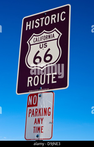 Die historische Route 66 Zeichen an der Spitze eines Zeichens No Parking Any Time, Victorville, Kalifornien, Vereinigte Staaten von Amerika Stockfoto