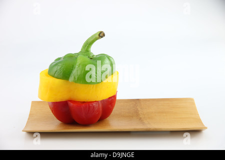 Schneiden Sie die drei Farbe der Paprika in arrangiert vertikal auf Bambus-Schale. Stockfoto