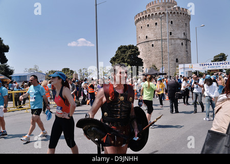 Der Mann, der eine alte Rüstung Thessaloniki-Marathon zu laufen. Thessaloniki, Makedonien, Griechenland Stockfoto