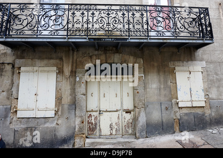 alten getragen gemalt abblätternde hölzerne Tür im historischen Haus mont-Louis Pyrenäen-Orientales Frankreich Stockfoto