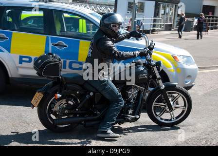 Mann reitet schwarz 2013 Harley Davidson Streetbob Motorrad Vergangenheit Polce Schottland Streifenwagen Stockfoto