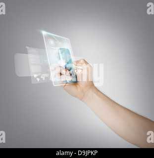 Hand des Mannes mit Smartphone und virtuellen Bildschirm Stockfoto