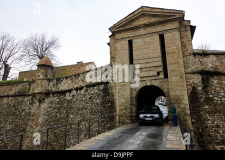 Autofahren durch interne Tor zum mont-Louis Festung von Vauban Unesco Weltkulturerbestadt Website Wände Pyrenäen-Orientales Stockfoto