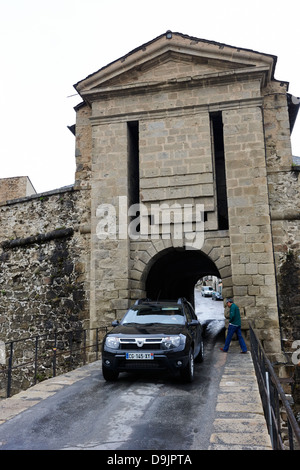 Autofahren durch interne Tor zum mont-Louis Festung von Vauban Unesco Weltkulturerbestadt Website Wände Pyrenäen-Orientales Stockfoto