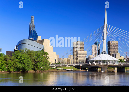 Skyline mit Canadian Museum for Human Rights and Esplanade Riel Brücke, Winnipeg, Manitoba, Kanada Stockfoto