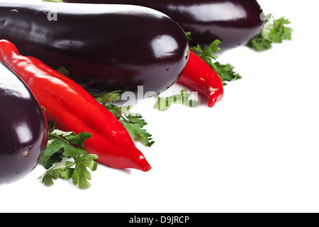 Frische reife Auberginen mit leuchtend roten Paprika Stockfoto