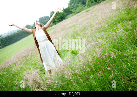 Happy Hippie-Küken in einem Feld. Stockfoto