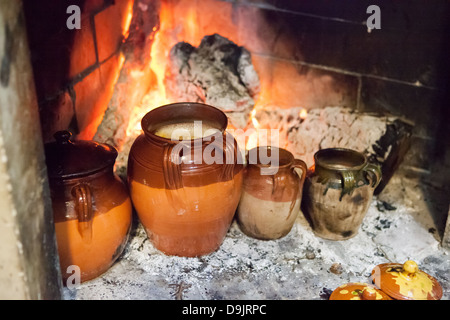 Kichererbsen und andere Hülsenfrüchte in Terrakotta Krüge, Kochen am offenen Feuer. Stockfoto