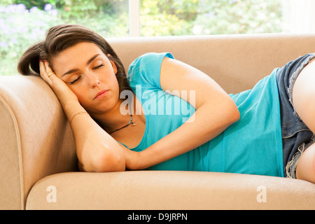 Junge Frau schlafen auf einem Sofa. Stockfoto