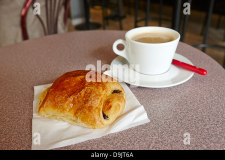 Schmerzen au Schokolade und Café au Lait in einer Cafébar in Frankreich Stockfoto