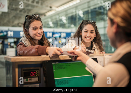 Zwei Mädchen im Teenageralter am Flughafen check-in Bereich Stockfoto