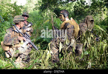 US-Marines mit dem 3. Übungen Marine Expeditionary Force bei einem amphibischen Angriff mit der königlichen malaysischen Armee 20. Juni 2013 in Batu Beach, Malaysia. Stockfoto