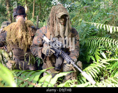 US-Marines mit dem 3. Übungen Marine Expeditionary Force bei einem amphibischen Angriff mit der königlichen malaysischen Armee 20. Juni 2013 in Batu Beach, Malaysia. Stockfoto