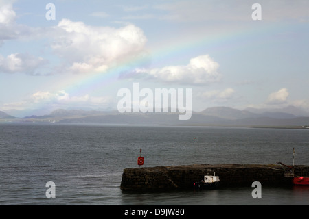 Regenbogen über den Inner Sound in Richtung der Berge Applecross und Torridon von Broadford Bay Broadford Isle of Skye Schottland Stockfoto