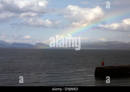 Regenbogen über den Inner Sound in Richtung der Berge Applecross und Torridon von Broadford Bay Broadford Isle of Skye Schottland Stockfoto