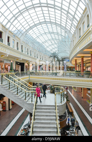 Shops im Trafford Centre ist ein großes überdachtes Einkaufszentrum in Dumplington, Greater Manchester, England. Stockfoto