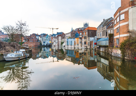 Bunte Gebäude reflektiert in einem Kanal in Gent, Ost-Flandern, Belgien Stockfoto