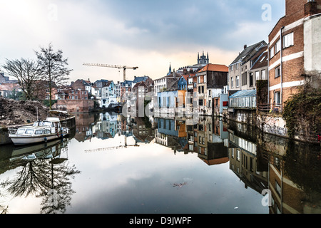 Bunte Gebäude reflektiert in einem Kanal in Gent, Ost-Flandern, Belgien (HDR) Stockfoto