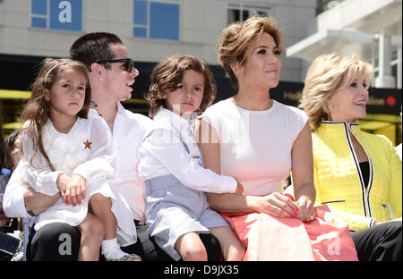 Hollywood, Ca, USA. 20. Juni 2013. Jennifer Lopez, die mit einem Stern auf dem Hollywood Walk of Fame geehrt wurde abgebildet mit Freund Casper Smart und Kinder Emme und Max, 20. Juni 2013 Credit: Sydney Alford/Alamy Live News Stockfoto