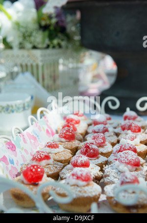 Miniatur-Victoria-Schwämme im Sommer nachmittags Tee. Stockfoto